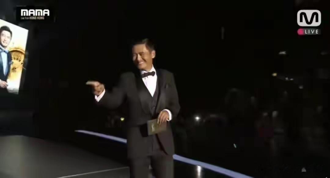 周润发二度亮相MAMA:十年跨越,影坛传奇续写韩流新章