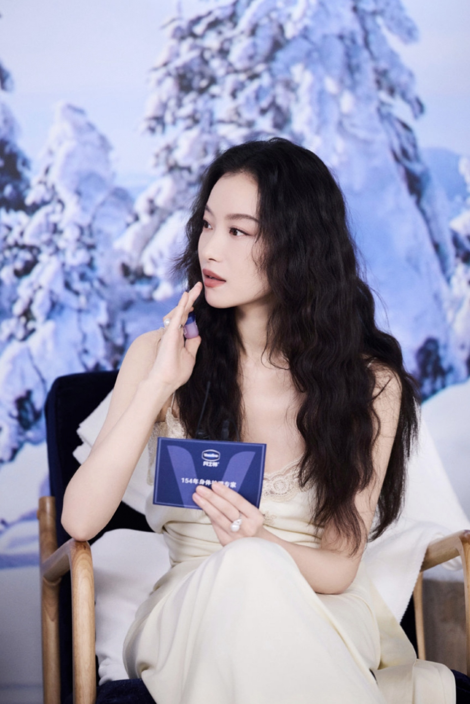 倪妮:白色吊带裙里的风情与风骨