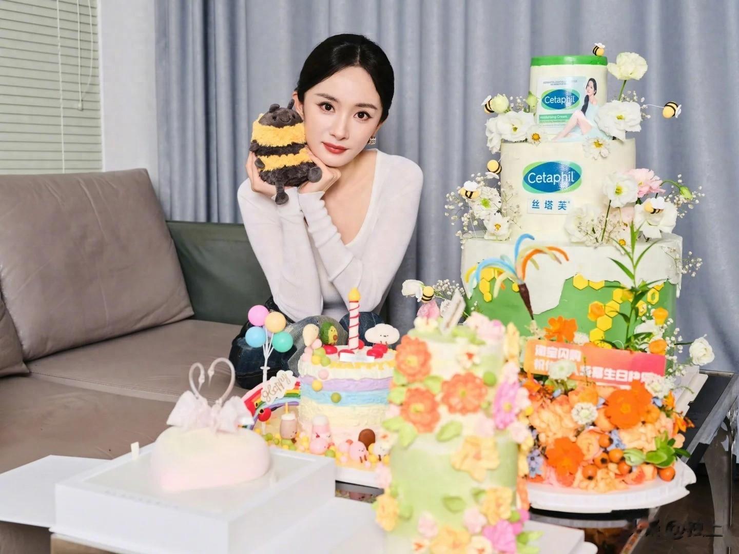 众人沉默唯有闫妮高调发博，关晓彤的回复火了，28岁生日终生难忘