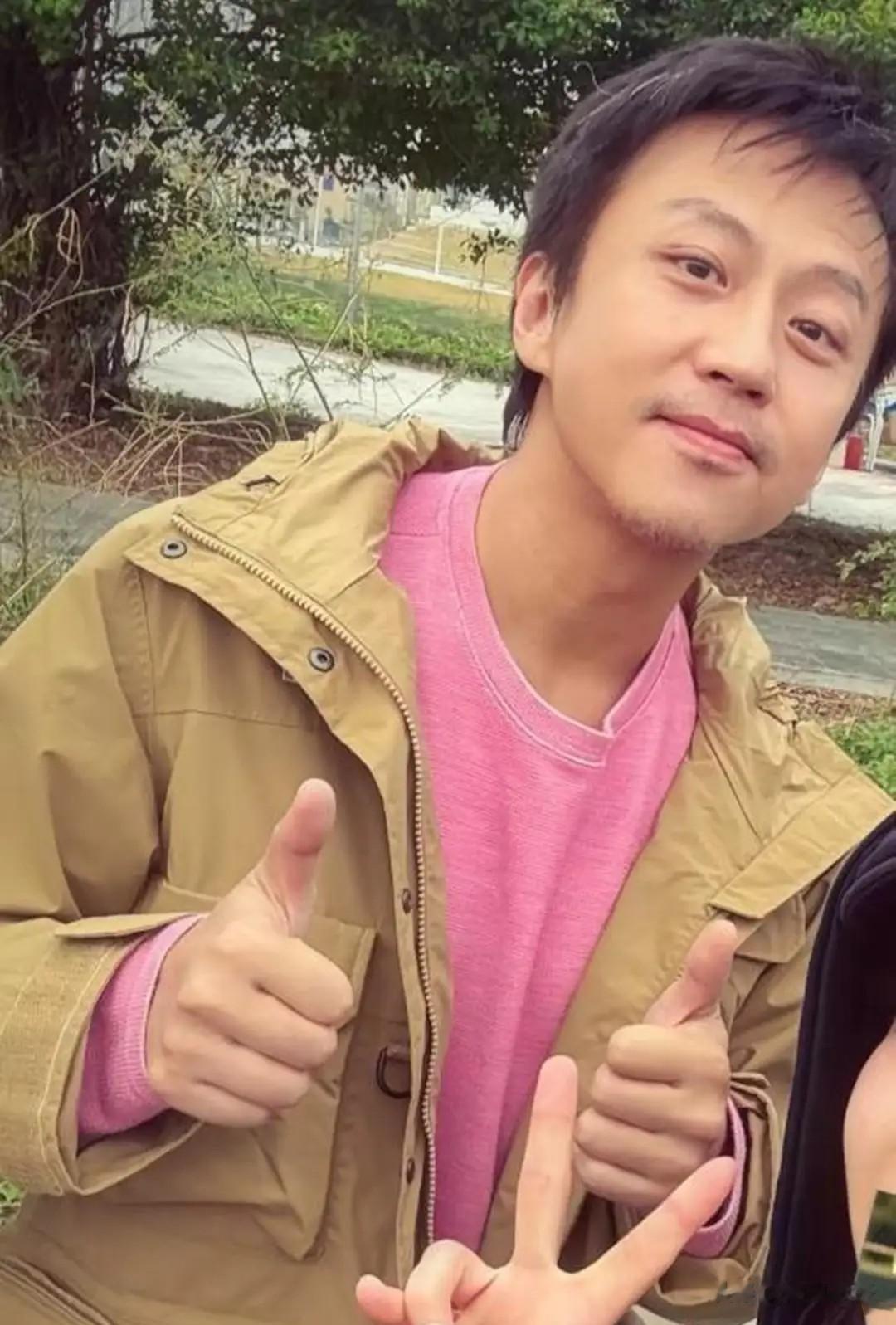 邓超广东街头坐花坛，穿拖鞋大裤衩，合影扭腰摆拍比粉丝还会整活