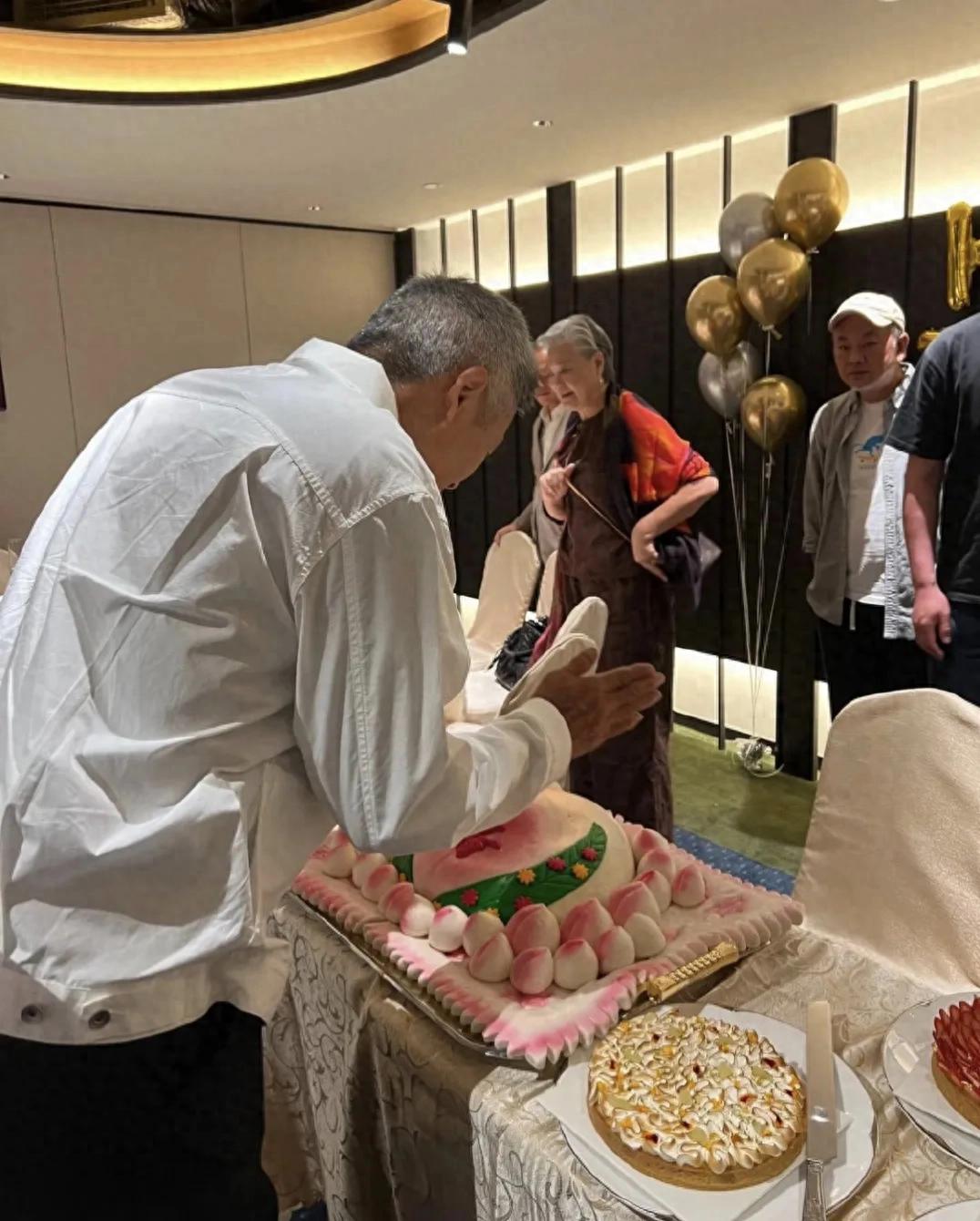 周润发70岁大寿酒店办宴，陈荟莲抱爱狗亮相，身形消瘦