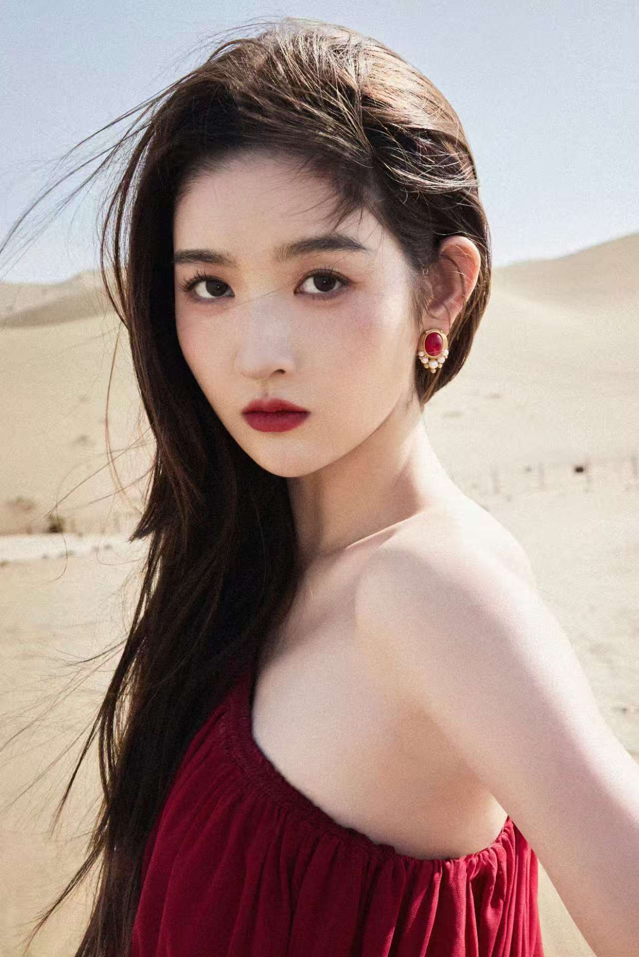 【无垠沙漠中的一抹瑰红】——王玉雯