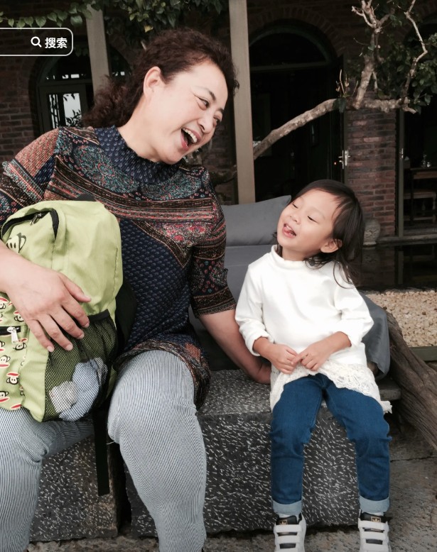 离婚6年，李小璐贾乃亮释怀了，甜馨却还在怀念，发16张旧照心酸