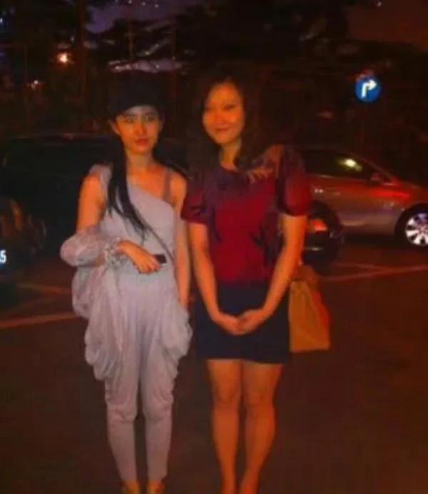 刘亦菲和她母亲，两人颜值相同不愧是母女