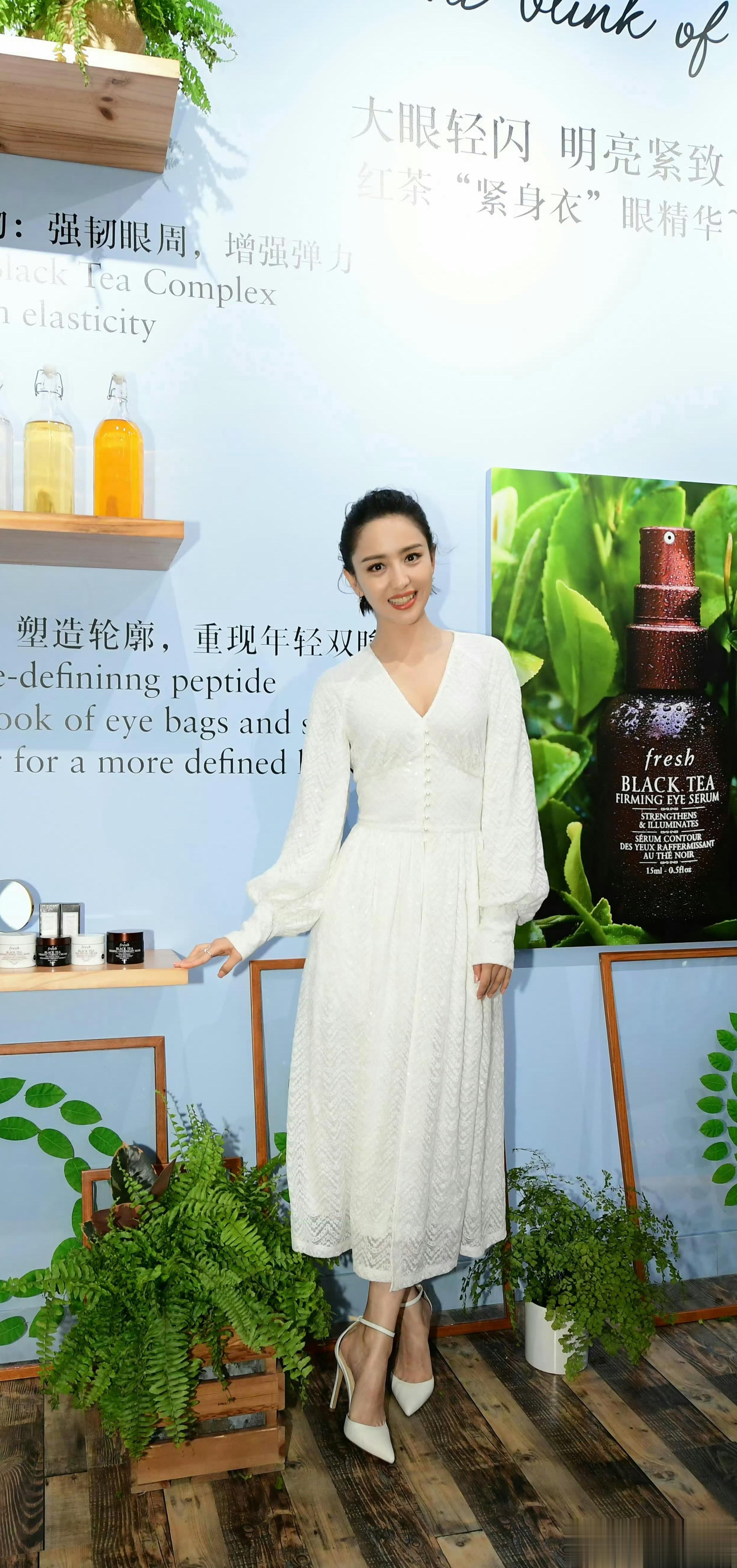 目测佟丽娅这脚丫得42码