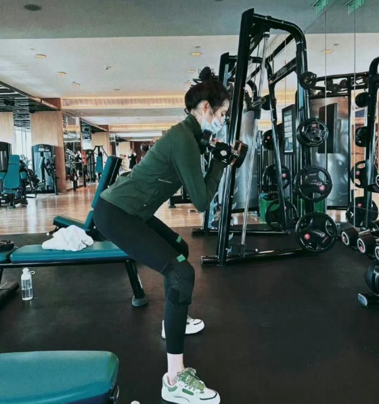 关晓彤穿校服化身清纯女高，扎马尾辫俏皮可爱，28岁状态如同少女