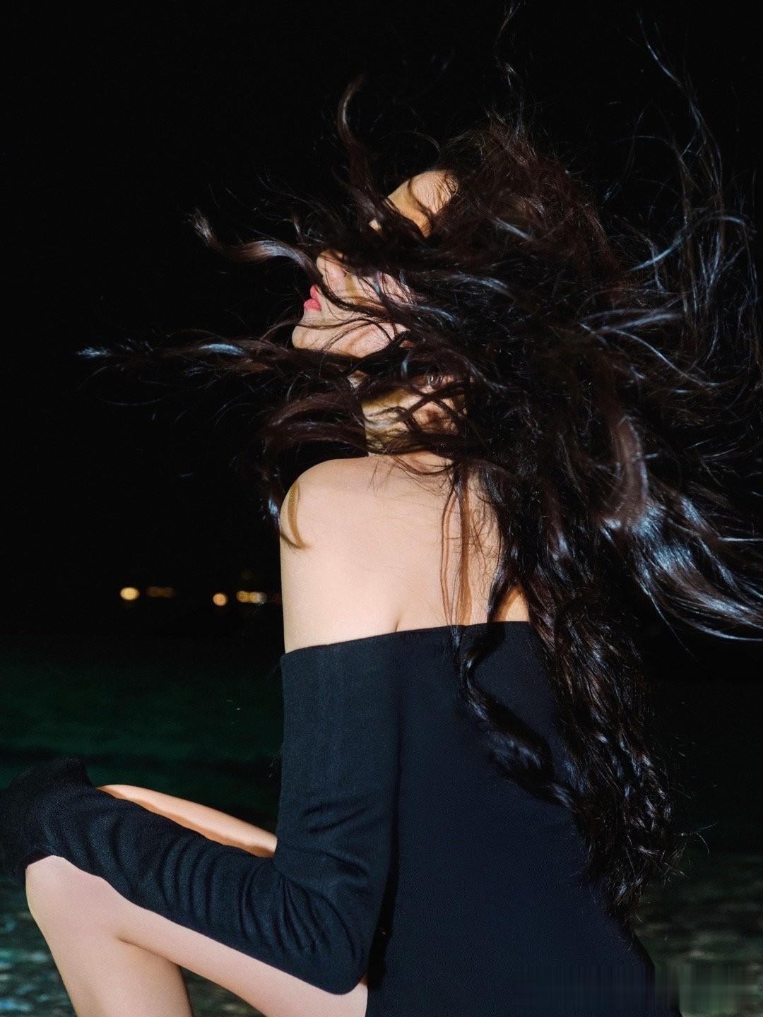 关晓彤 一字肩短裙大长腿