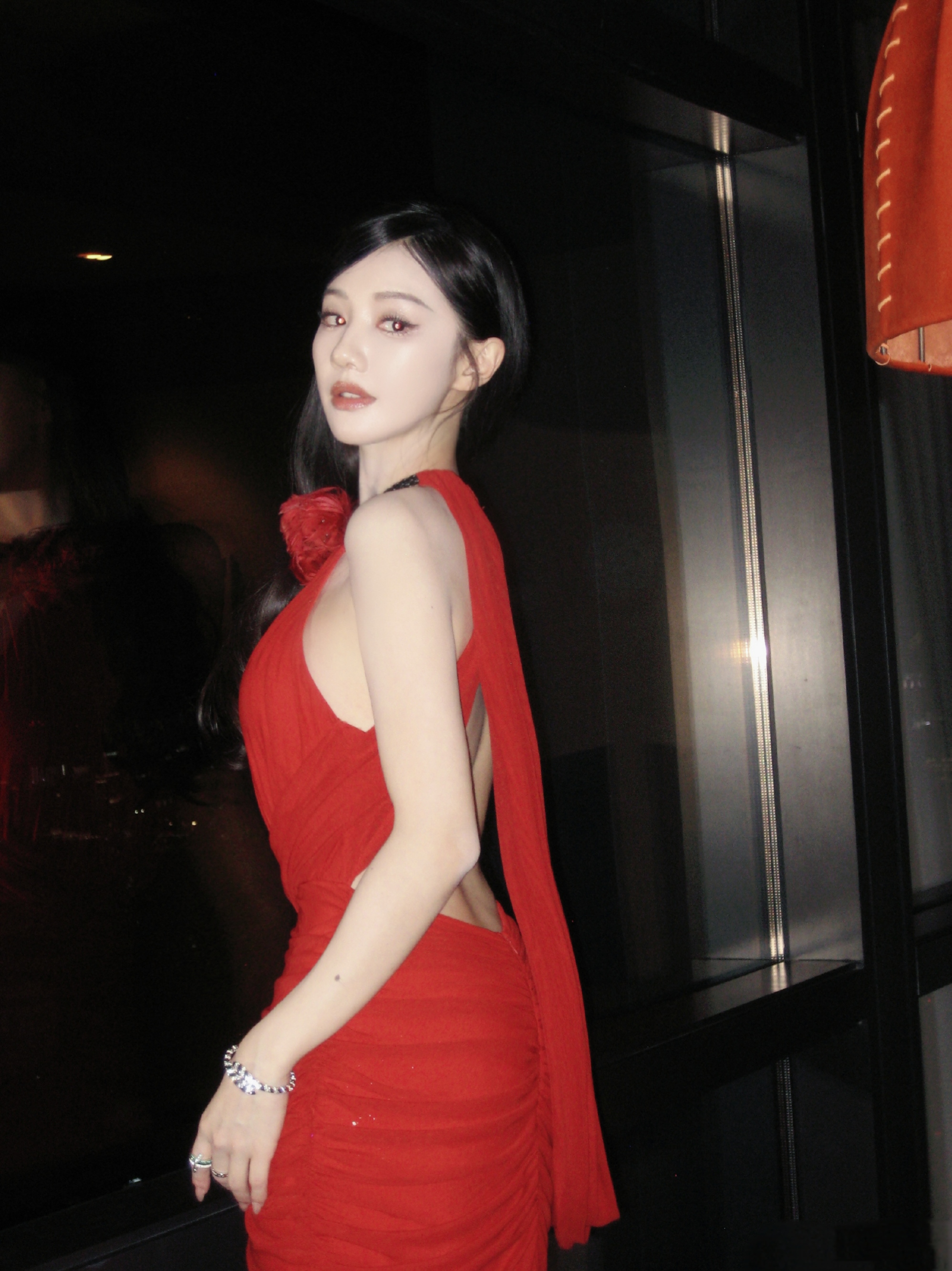 红色挂脖露背披肩长裙的王鹤润美极了