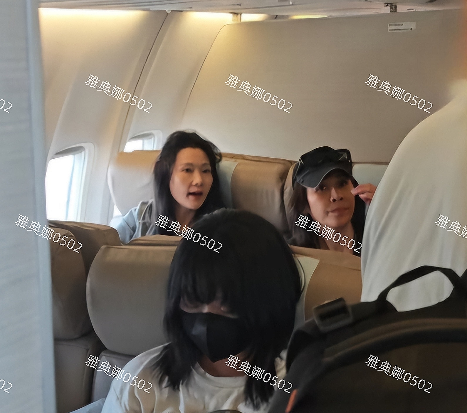 上海飞哈拉尔的飞机上偶遇刘嘉玲张柏芝，刘嘉玲素颜显老气质一般