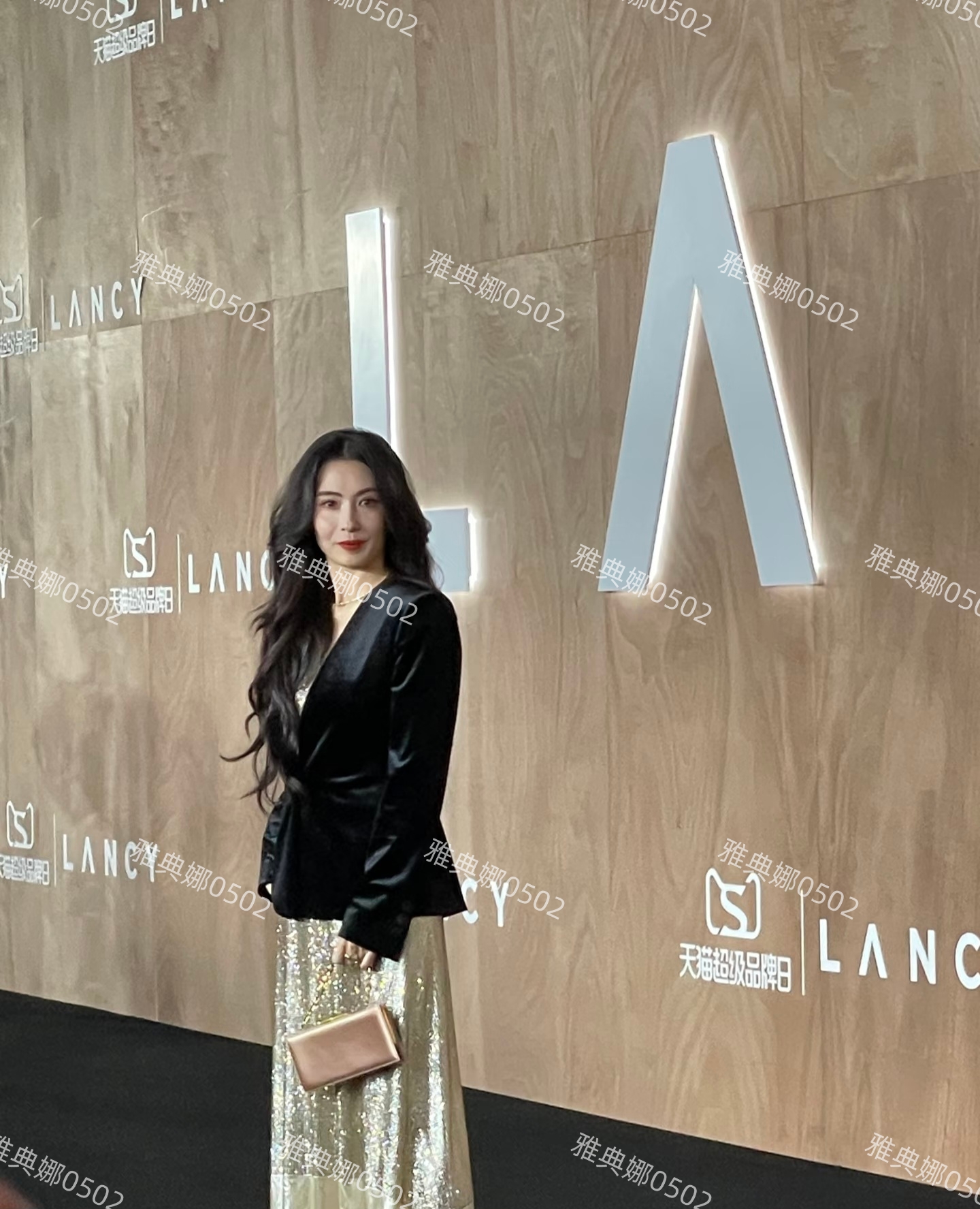 张柏芝虽然很漂亮但脸也有点僵了眼里满是疲惫,拍照开始挑角度了