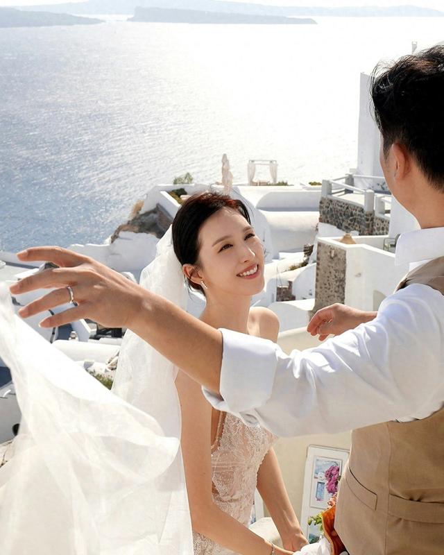 落选港姐何天儿嫁董事，素颜照曝光引关注