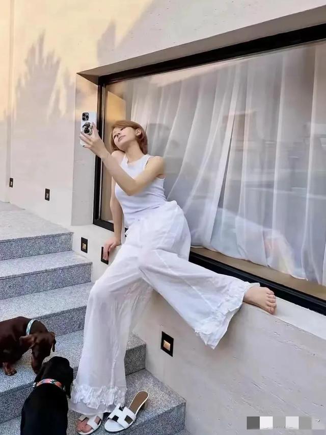 赵露思留短发光脚凹身形，模样太好看了，简直美得让人挪不开眼