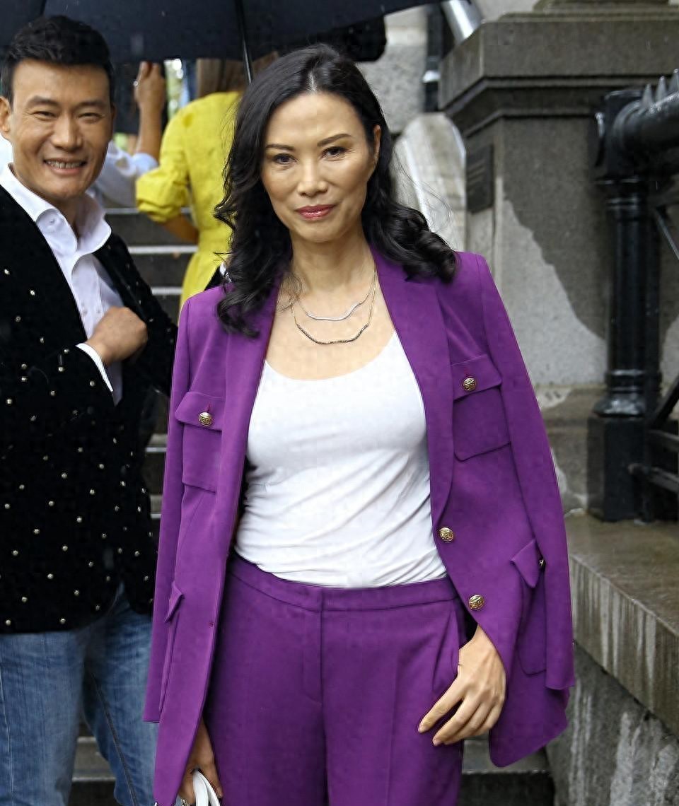 邓文迪又把野心穿在身上！紫色西装+烟管裤像超模，又美出国际范