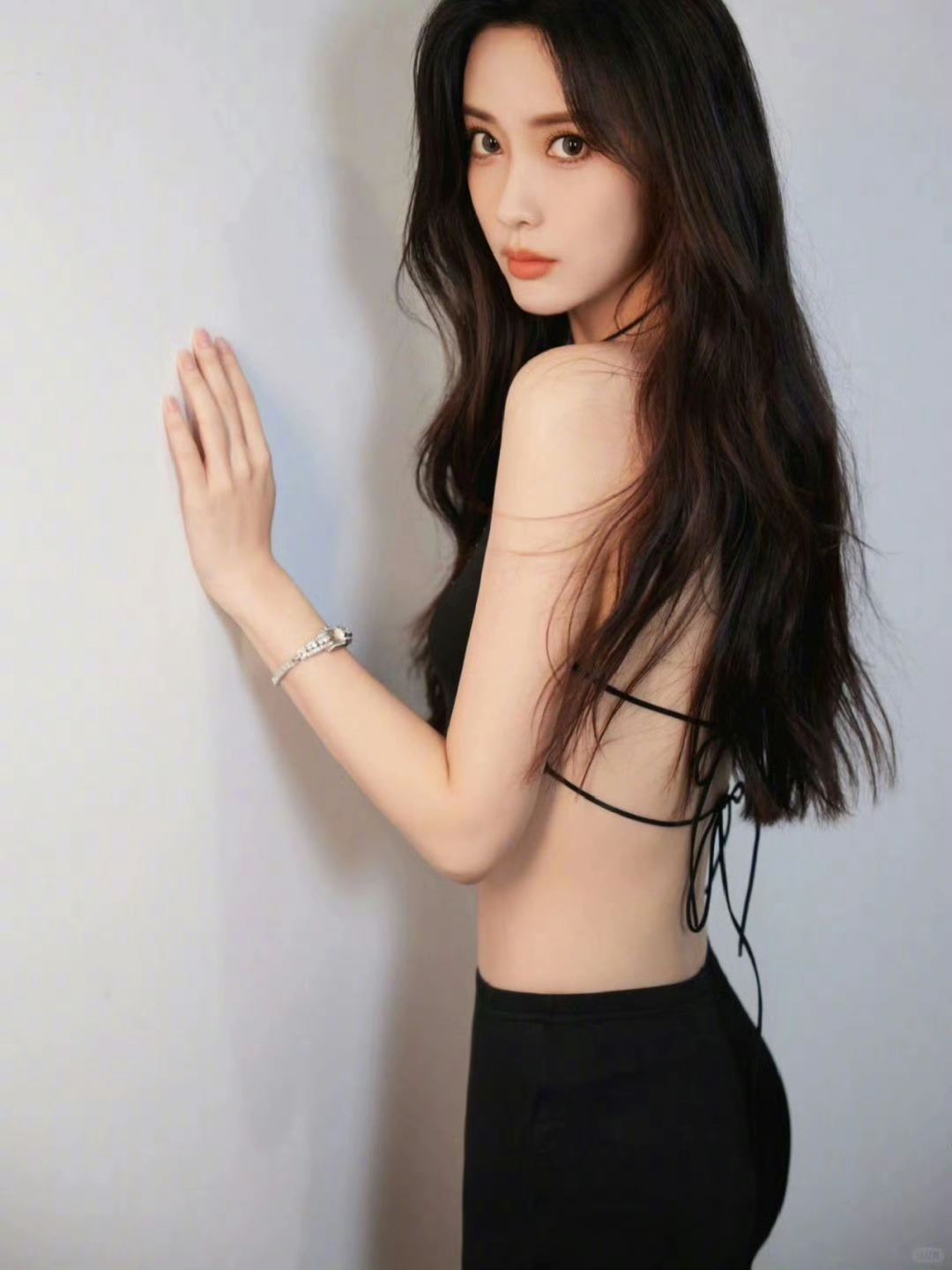 孟子义黑色织就的“反差感”美学