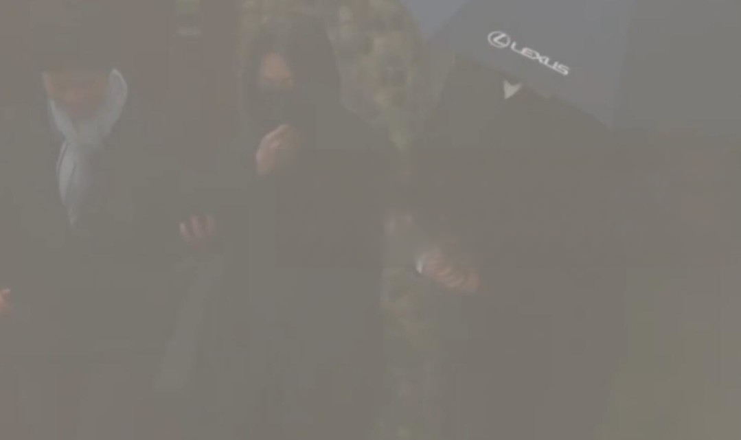 大S价值千万墓地曝光!小S露面身形暴瘦,一双儿女大雨中送别母亲