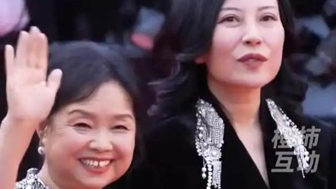 60岁网红苏敏戛纳走红毯，自信优雅像换了个人，回顾过往依旧泪目