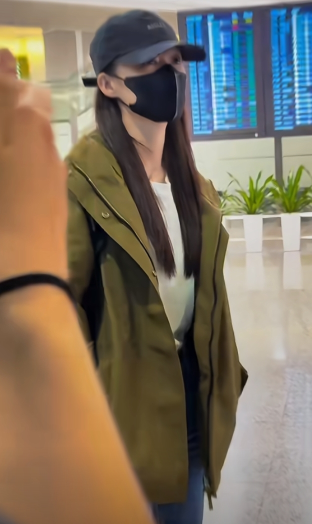 李沁上海机场私服太飒，军绿色风衣搭牛仔裤低调穿搭难掩清冷气质