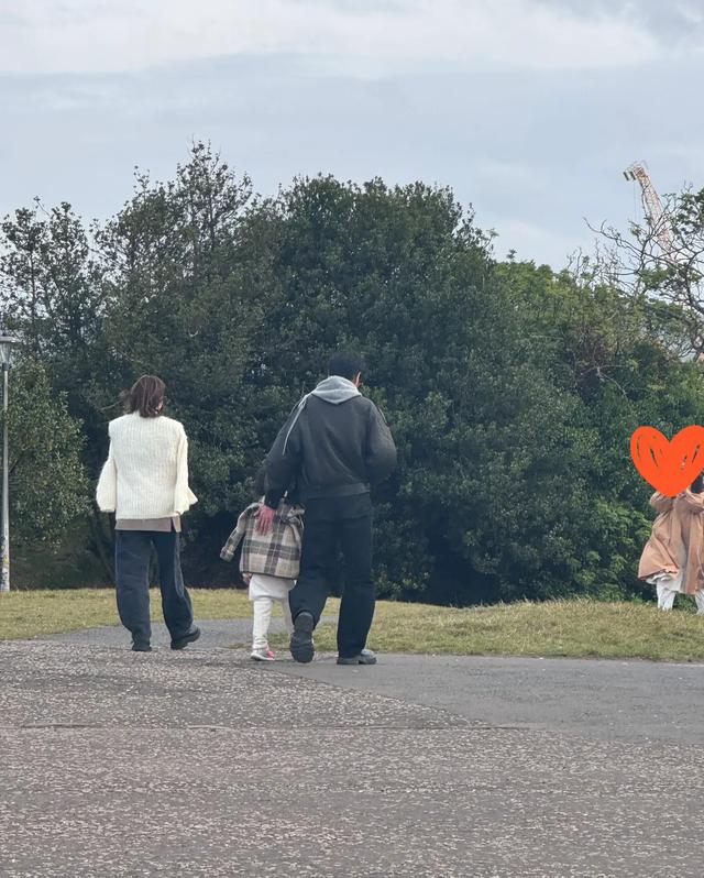 爱丁堡偶遇张若昀一家，唐艺昕被赞真人比照片美，5岁女儿个真高