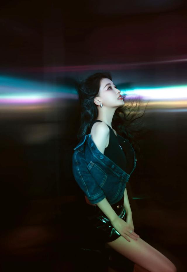 孙怡，牛仔外套搭配黑色短裙，魅力满满