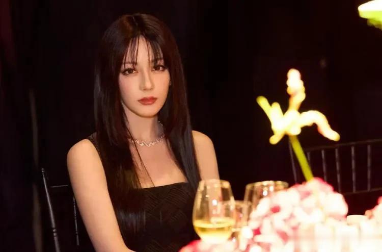 迪丽热巴化身傲娇学姐，青春灵动，女神范十足!