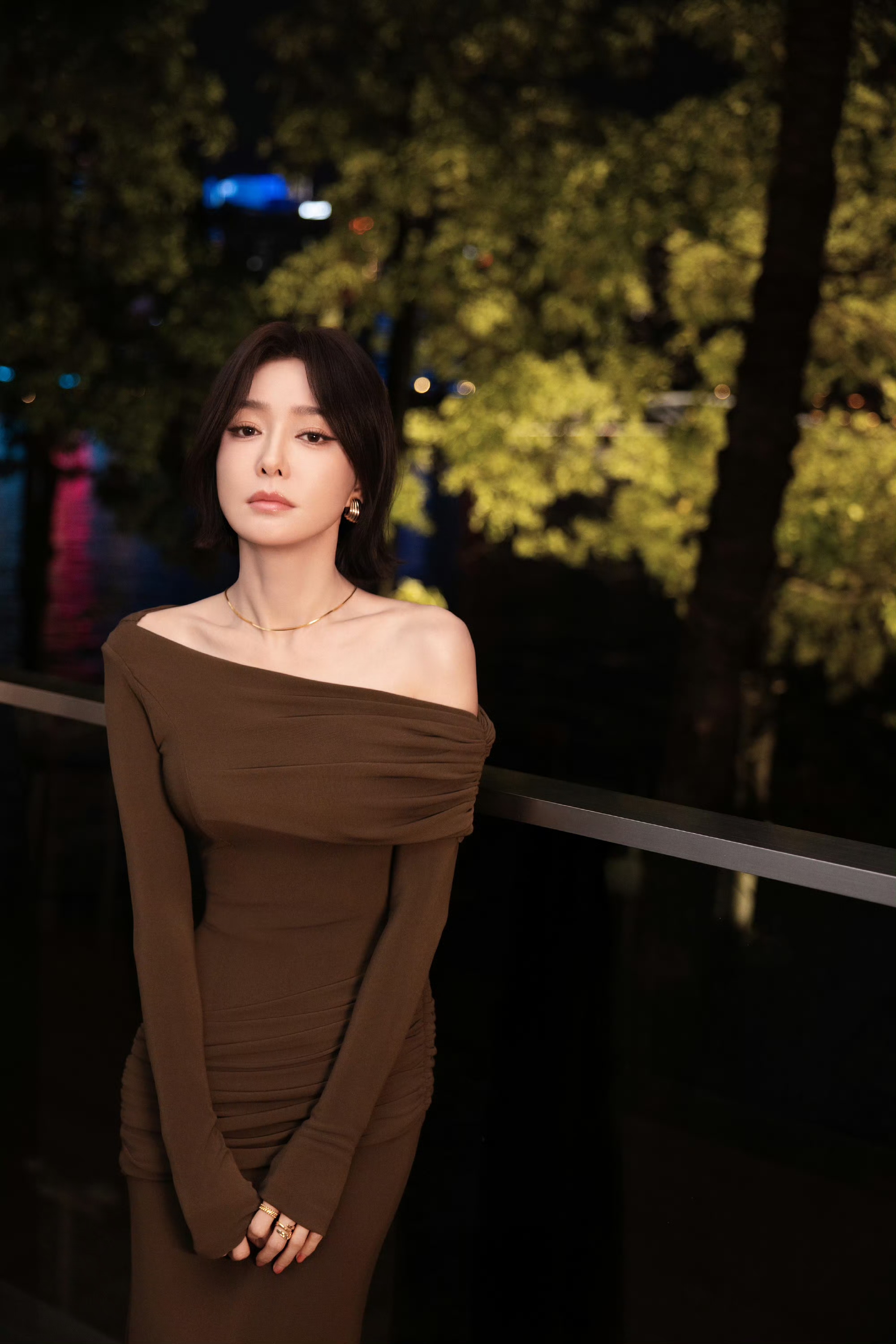 秦岚抹胸礼裙，小蛮腰配小蛮腰