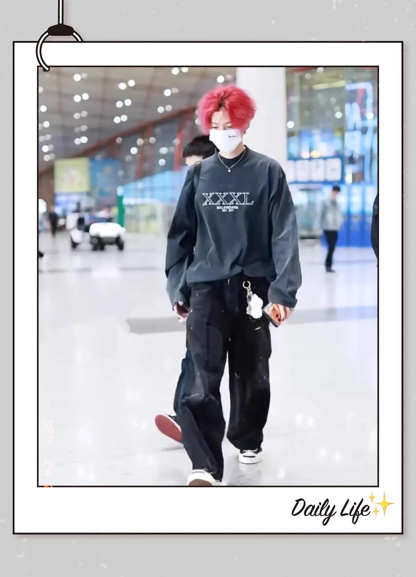 鹿晗现身机场被偶遇,一头红发帅爆了,手中“爱马仕橙”手机抢镜