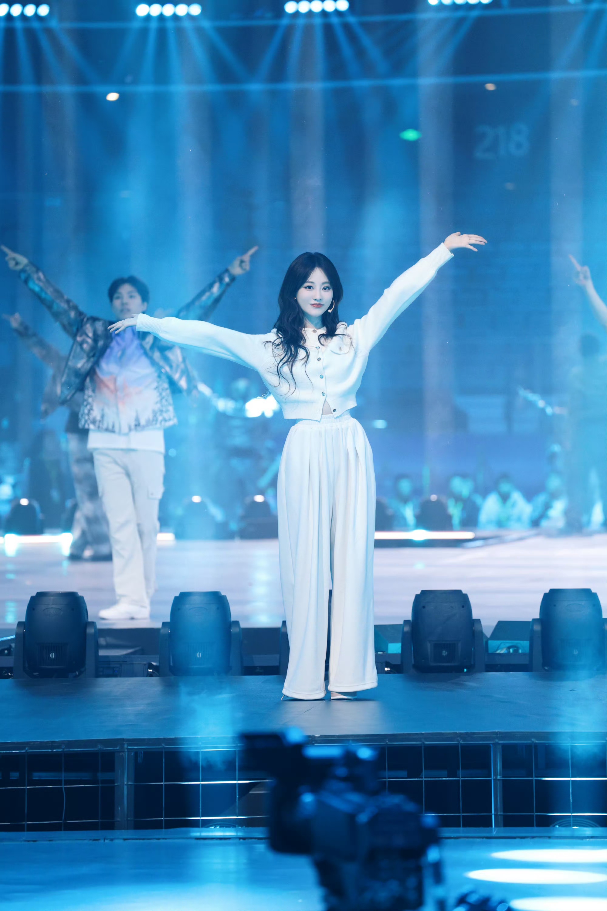 祝绪丹紫蓝纱裙美成星河，私服随性甜妹范儿十足！