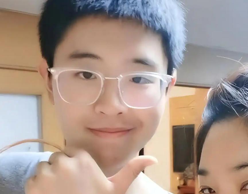 51岁主持人方琼：嫁给电视台领导，21岁儿子不仅长得像她还是学霸