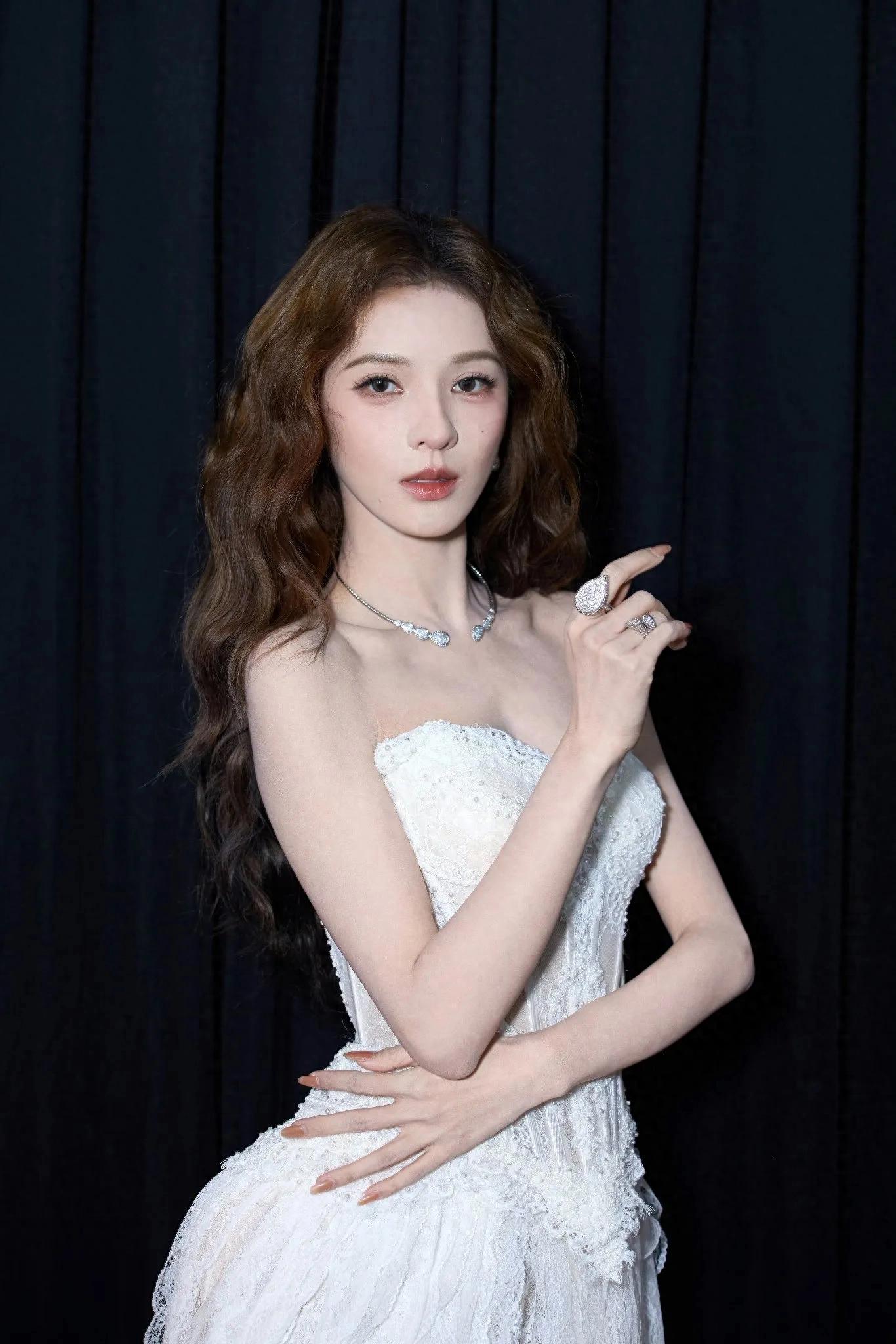 张予曦性感蕾丝抹胸礼服