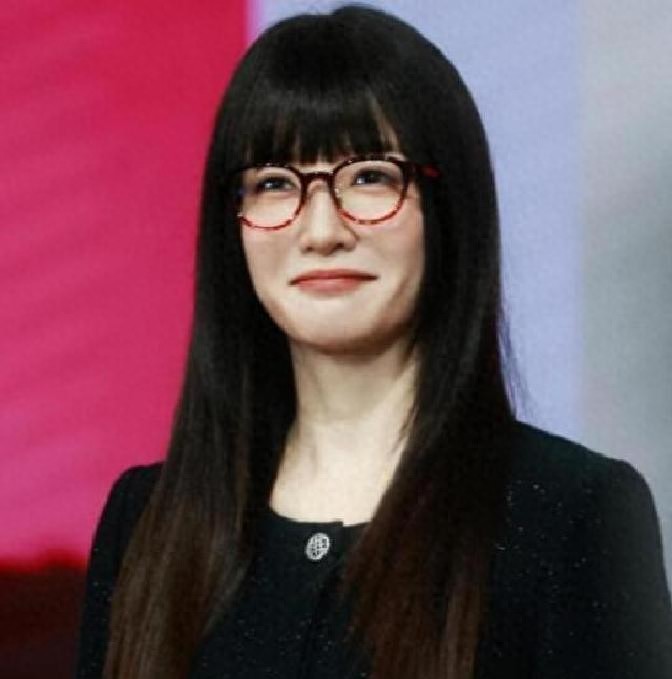 比整容还离谱!39岁江疏影露面,脸僵似硅胶,变化让人唏嘘