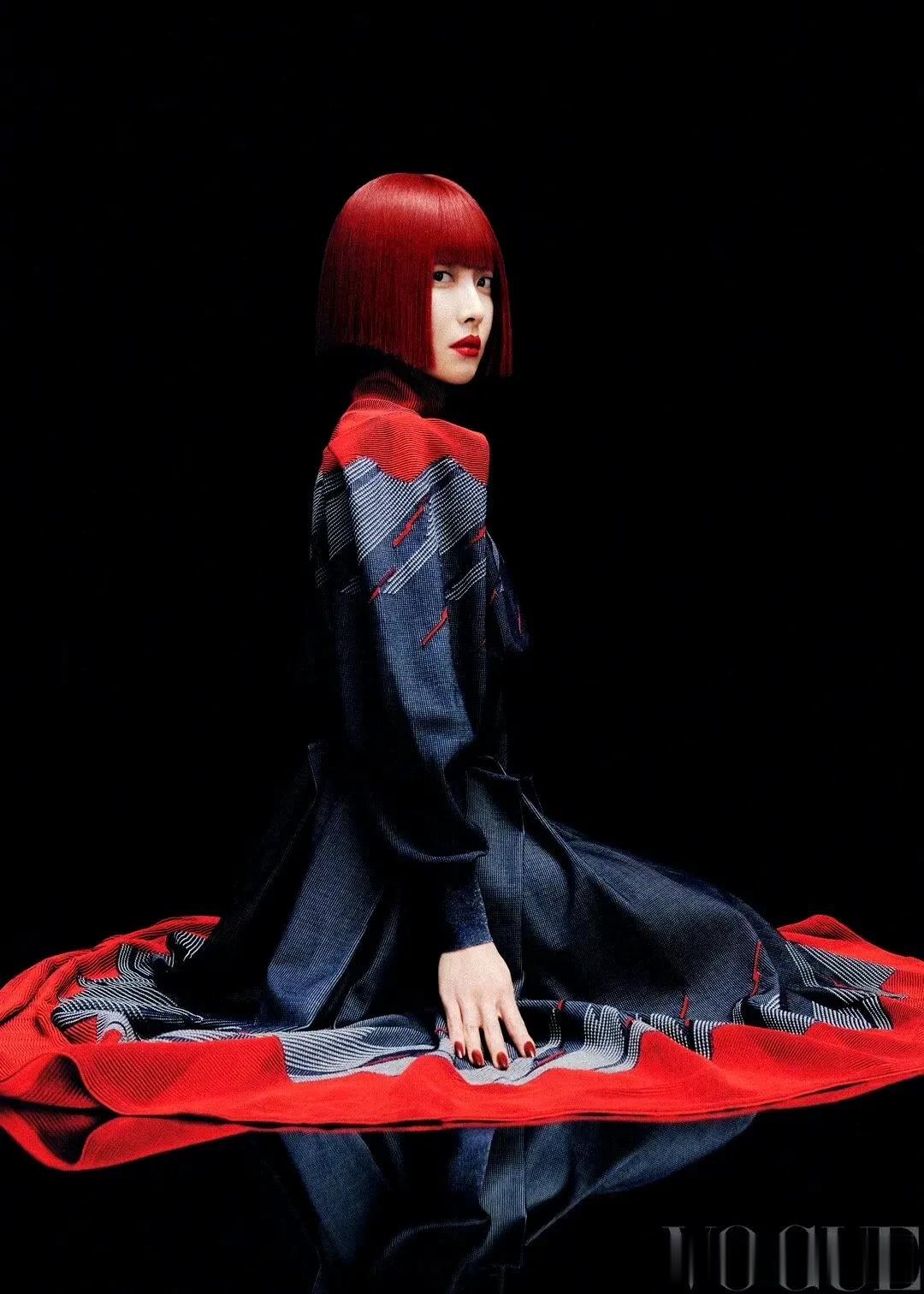 宋茜Beauty封面预告,红发红衣惊艳破圈!