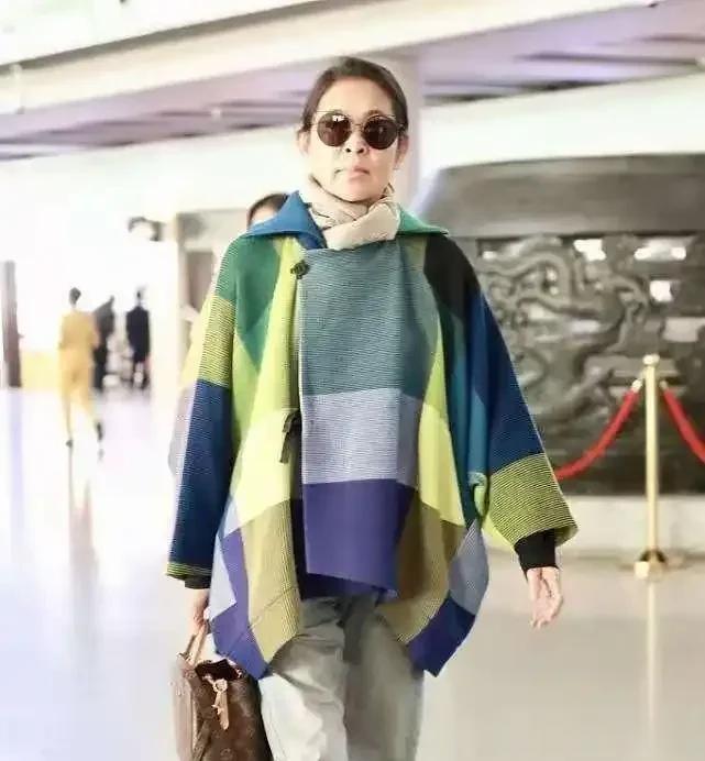 倪萍瘦身后真洋气,穿宽松毛衣+牛仔裤走机场,拿LV包包不像66岁