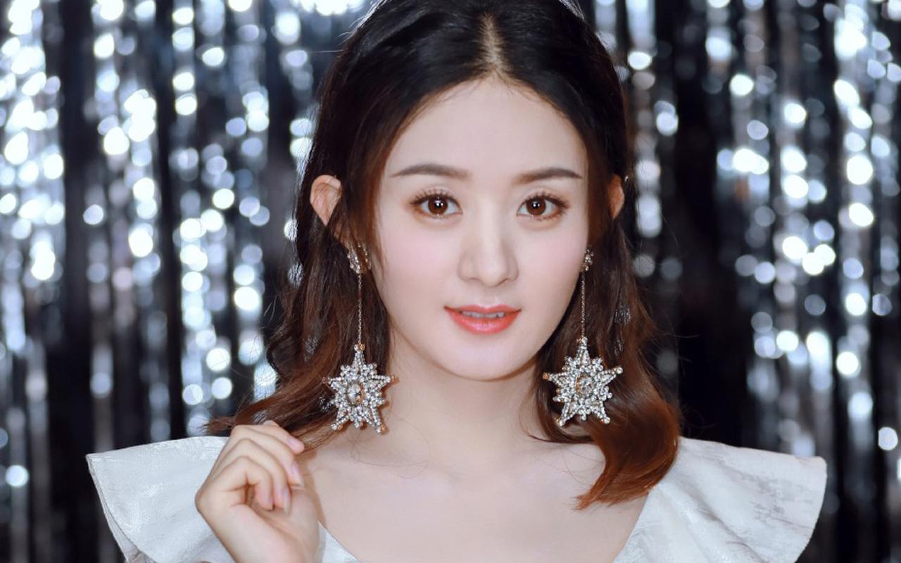 赵丽颖因杜华合影引争议，美颜过度背后，娱乐圈真实颜值何在？