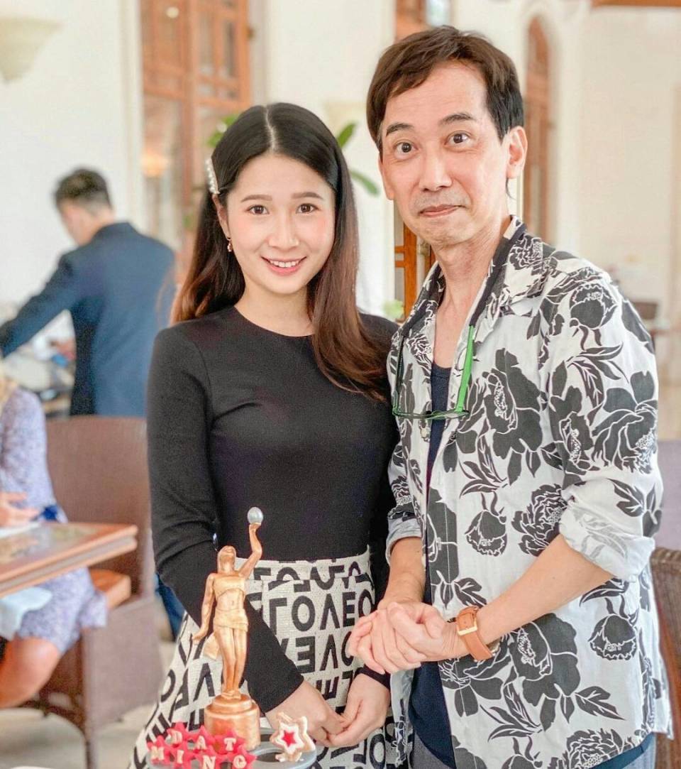 40亿千金风光大嫁，全身戴满金器，席开20余桌，诸多艺人现身捧场