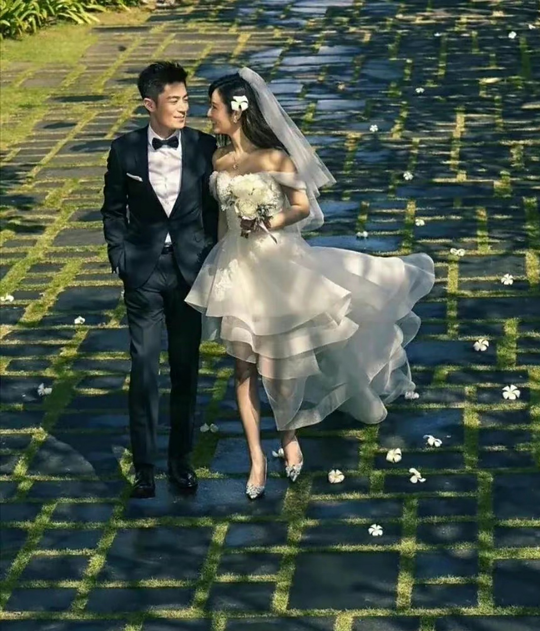 霍建华林心如好友婚礼上甜蜜亲吻！结婚9年仍如热恋，太甜了！