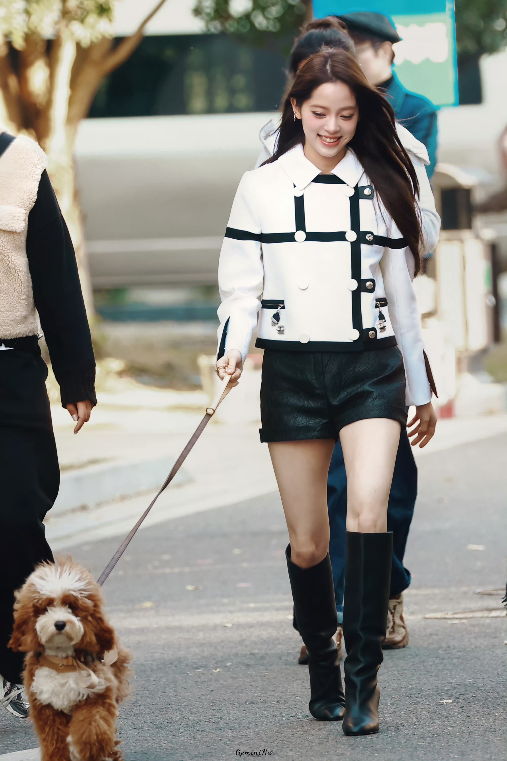 欧阳娜娜今日上班路透，白黑拼接上衣+黑色短裤配长靴，又飒又美