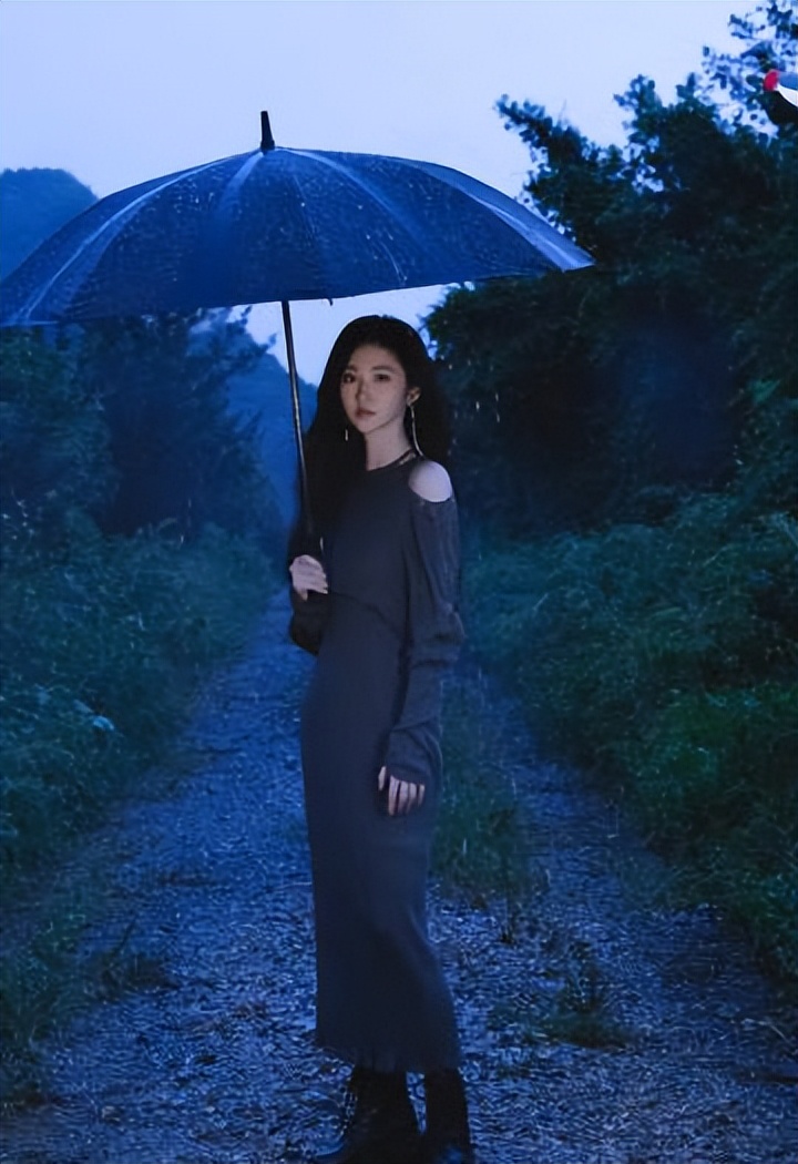 景甜简直是雨中百合！美的人神共愤了。