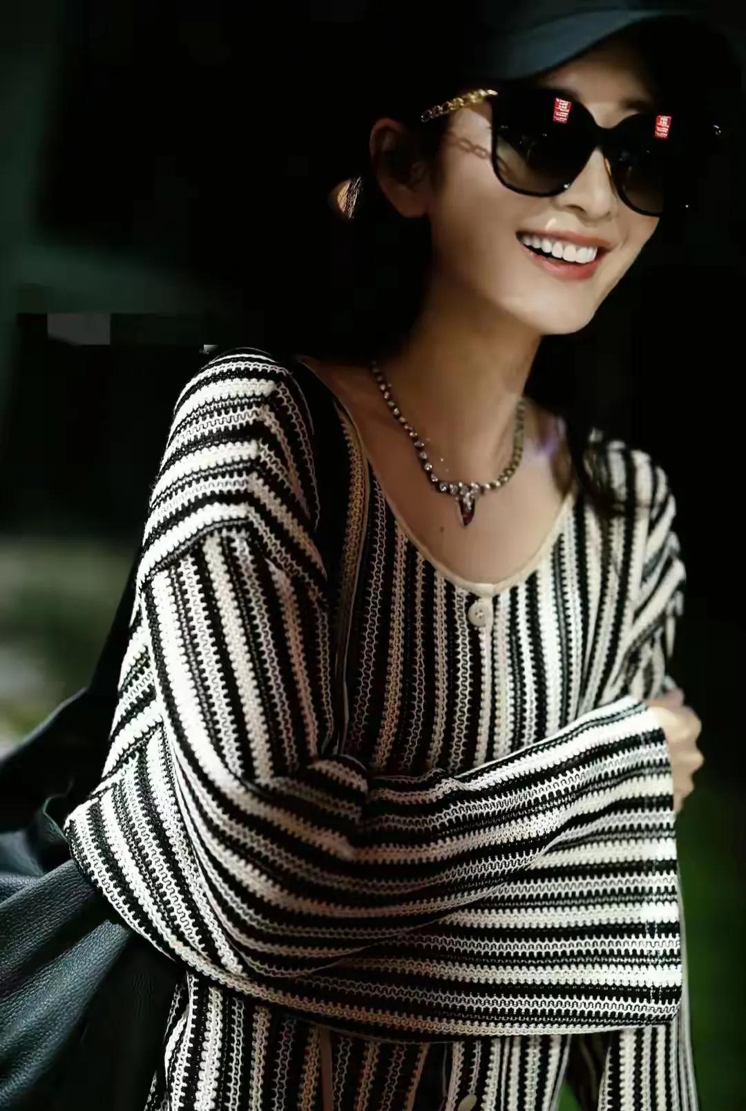 王鸥戴帽子配穿条纹衫，机场造型简约不单调，时尚感藏不住