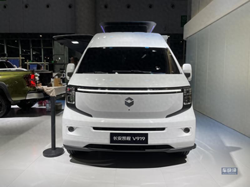 长安凯程V919走红成都车展，引来观众和网红争相打卡