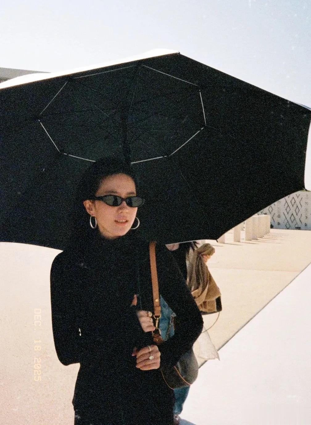 刘亦菲独自一人逛水晶店被偶遇,把墨镜搭在口罩上,俏皮又可爱!