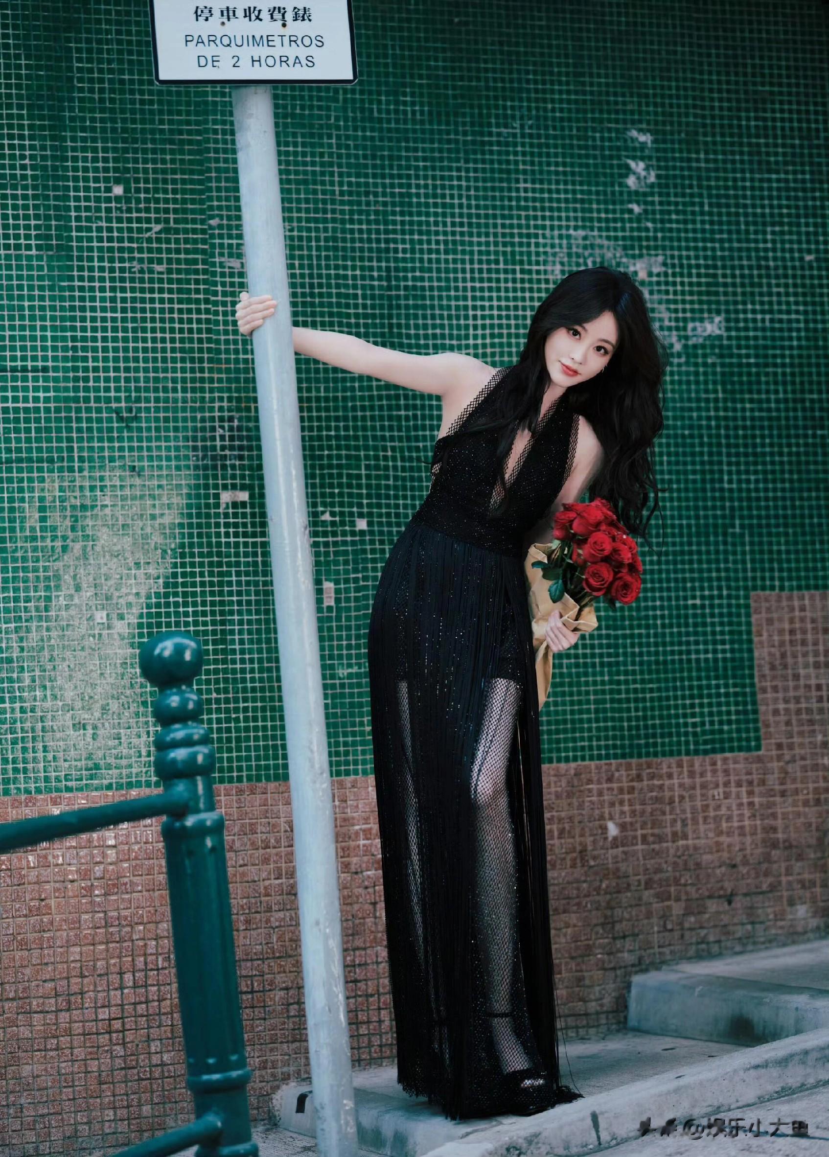 祝绪丹亮相实力派MAT年度盛典，身着黑纱礼裙勾勒出曼妙身姿好美