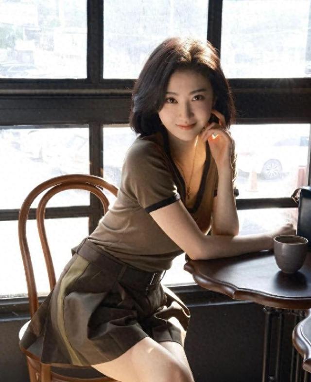 孔雀公主碰上开学季，是童话书里没写到的精彩篇章吧！景甜 美绝了