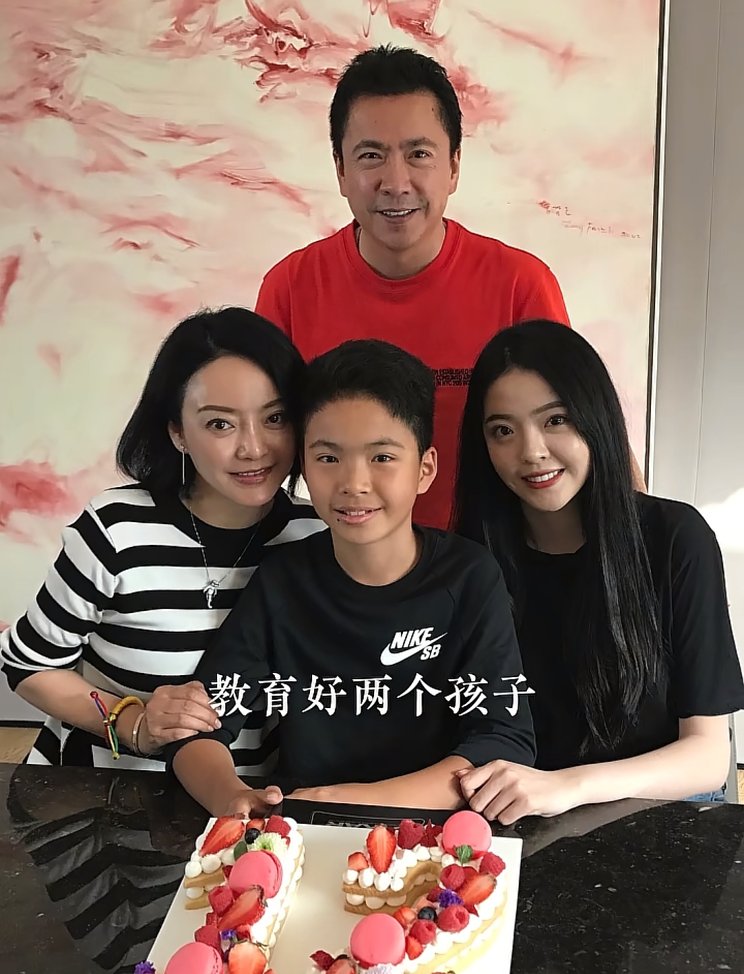 破产后，王中磊53岁老婆创业开艾灸馆，被家人反对似想为家庭减负