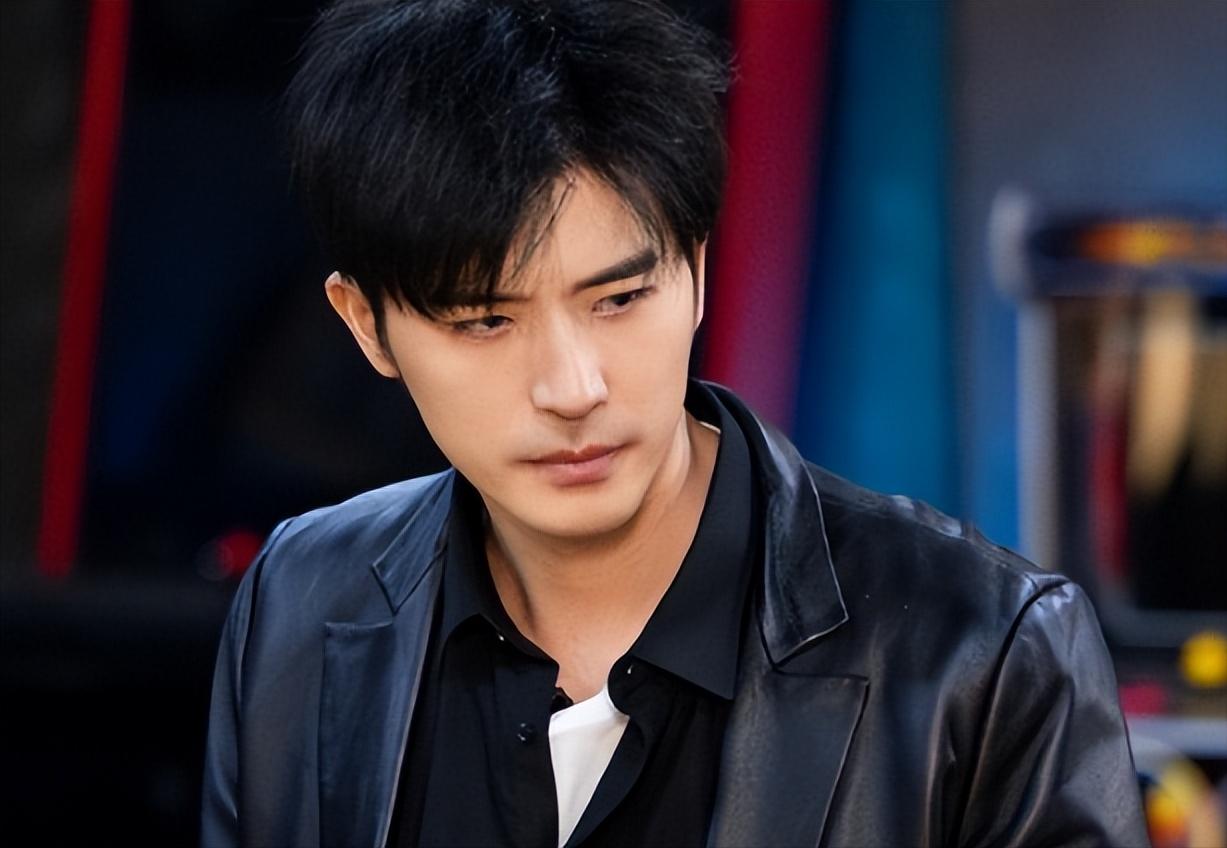 绿了张天爱，渣了古力娜扎，如今又曝新恋情，他到底有什么魅力？