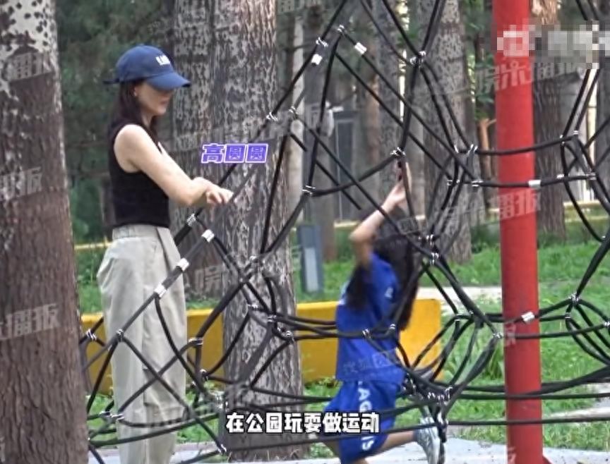 45岁高圆圆公园带娃!6岁女儿Rhea四肢修长,小麦肤色活泼可爱