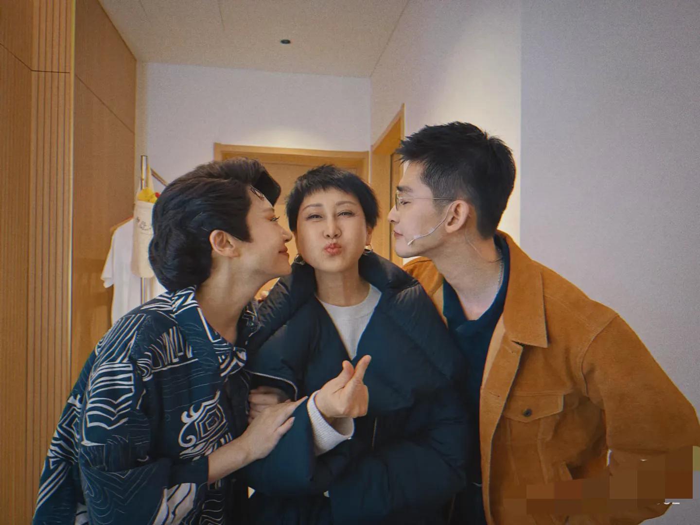 张凯丽晒与张翰许晴合照，花儿与少年重聚，许晴肉眼可见的老了