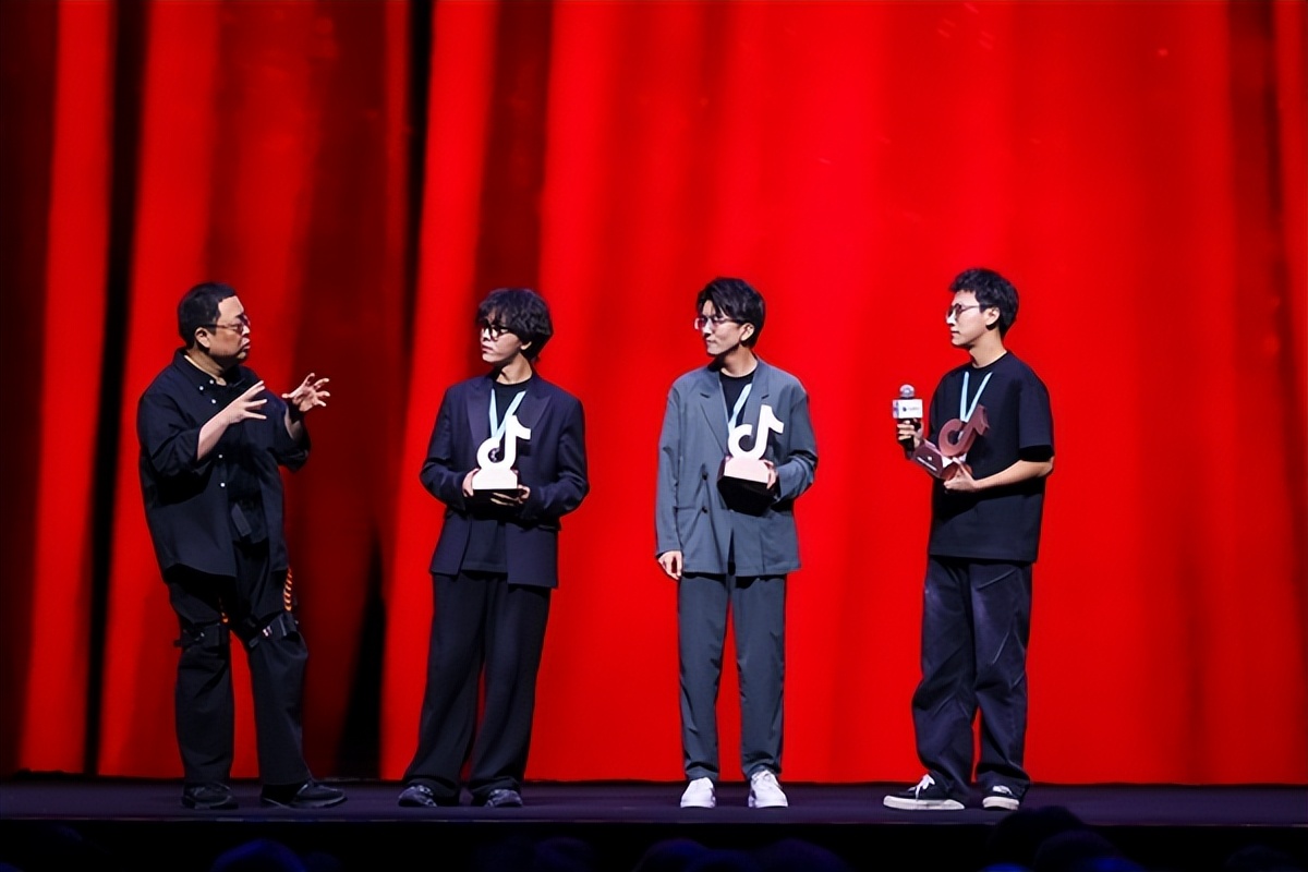 羅永浩“科技春晚”點贊抖音精選 三位創作者登臺分享科技創作感想