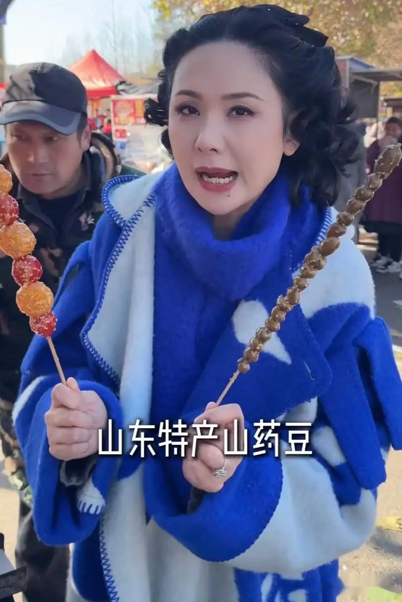 程莉莎在山东集上穿3万大衣买的糖葫芦地瓜糖棍粉丝橙子见到就买