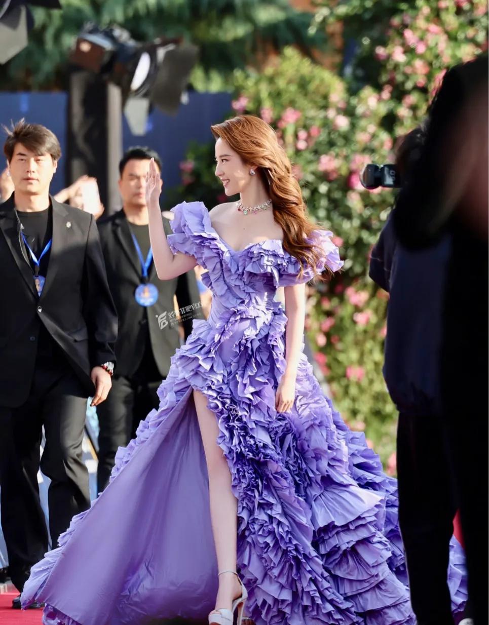 刘亦菲紫色礼服,长腿迷人