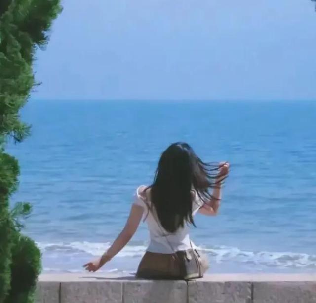 兔子警官李语蔚海边旅游美照,身材和颜值太赞了,美不可言。